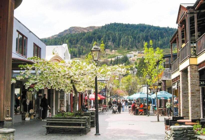 Отель Base Backpackers Queenstown