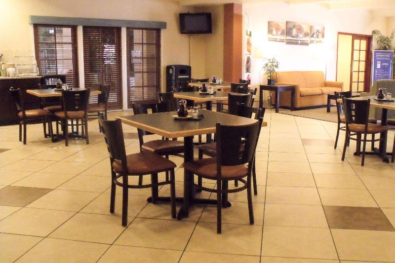 בית מלון כפרי Clarion Pointe Winslow I 40