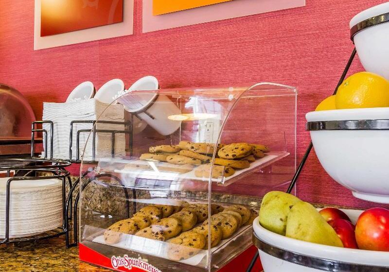 Отель Comfort Inn Airport