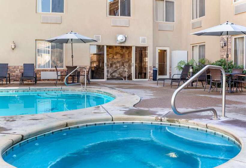 בית מלון כפרי Comfort Inn At Convention Center