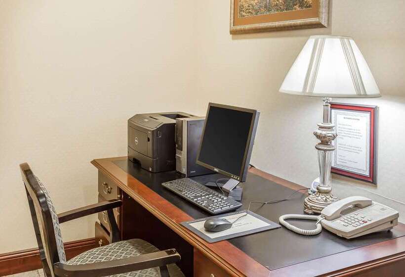 Отель Comfort Inn & Suites Airport Convention Center