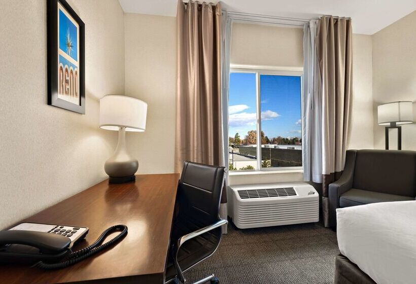 Отель Comfort Inn & Suites Airport Convention Center