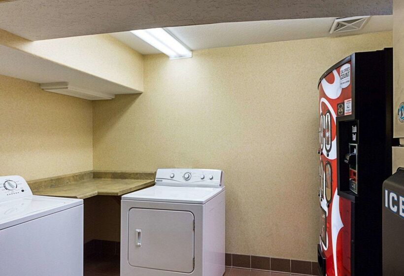 Отель Comfort Suites Airport