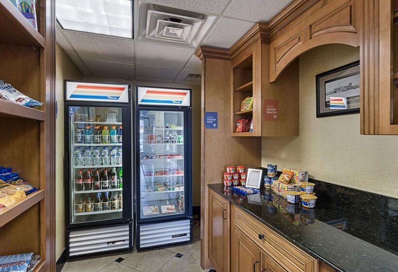 Отель Comfort Suites Airport