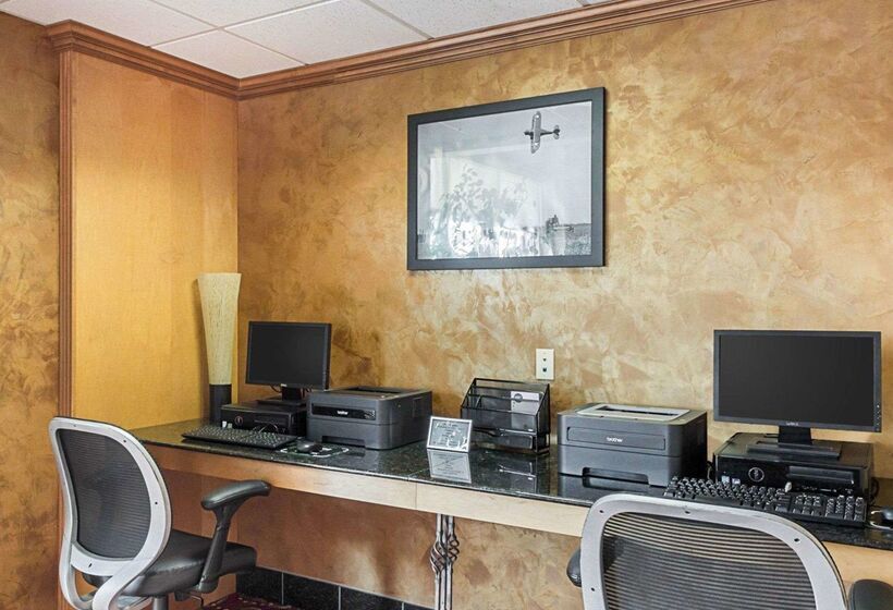 Отель Comfort Suites Airport