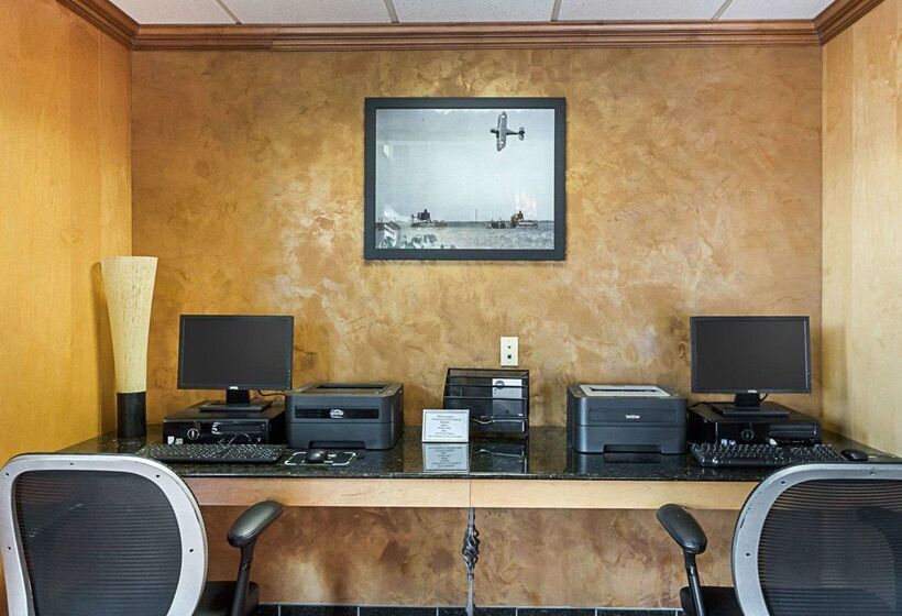 Отель Comfort Suites Airport