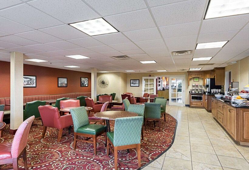 Отель Comfort Suites Airport