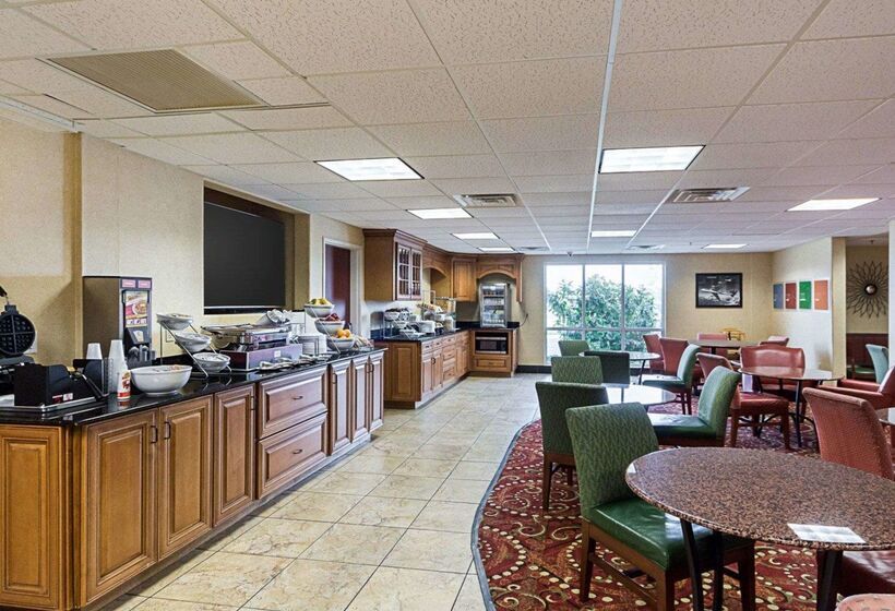 Отель Comfort Suites Airport