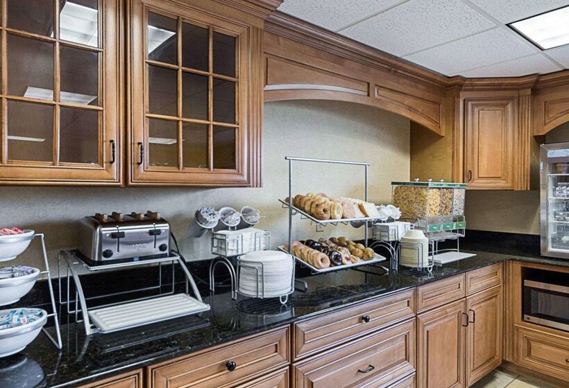 Отель Comfort Suites Airport