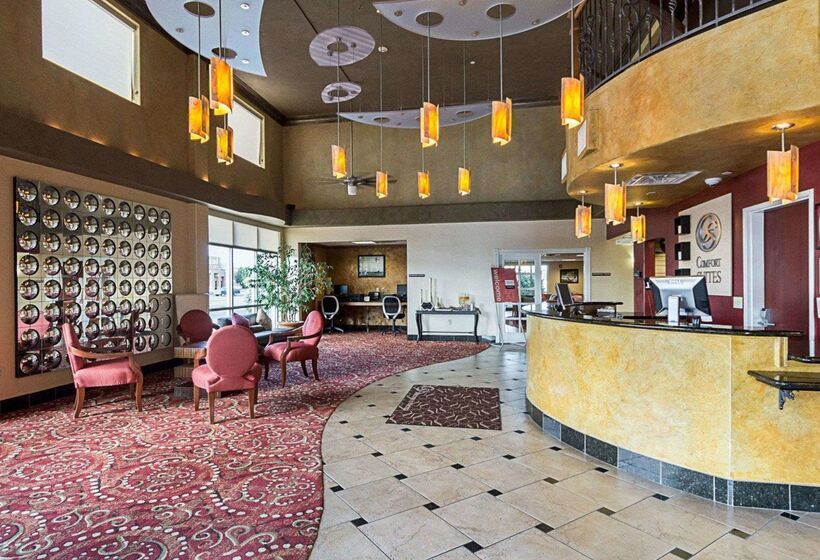 Отель Comfort Suites Airport