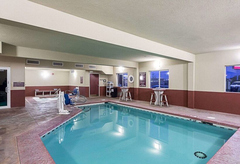 Отель Comfort Suites Airport