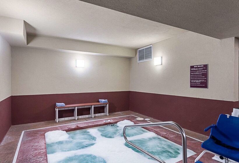 Отель Comfort Suites Airport