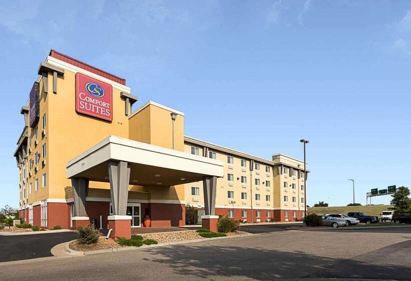 Отель Comfort Suites Airport