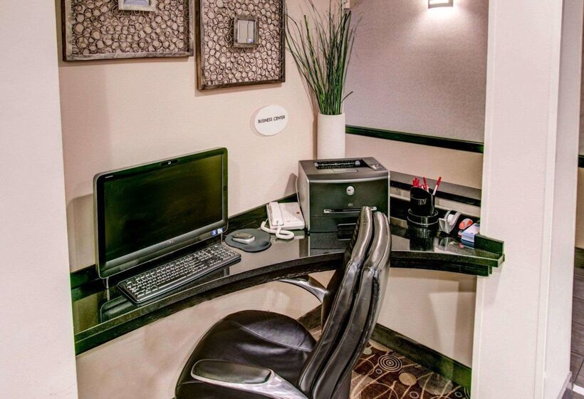 Отель Comfort Suites Pittsburgh Airport