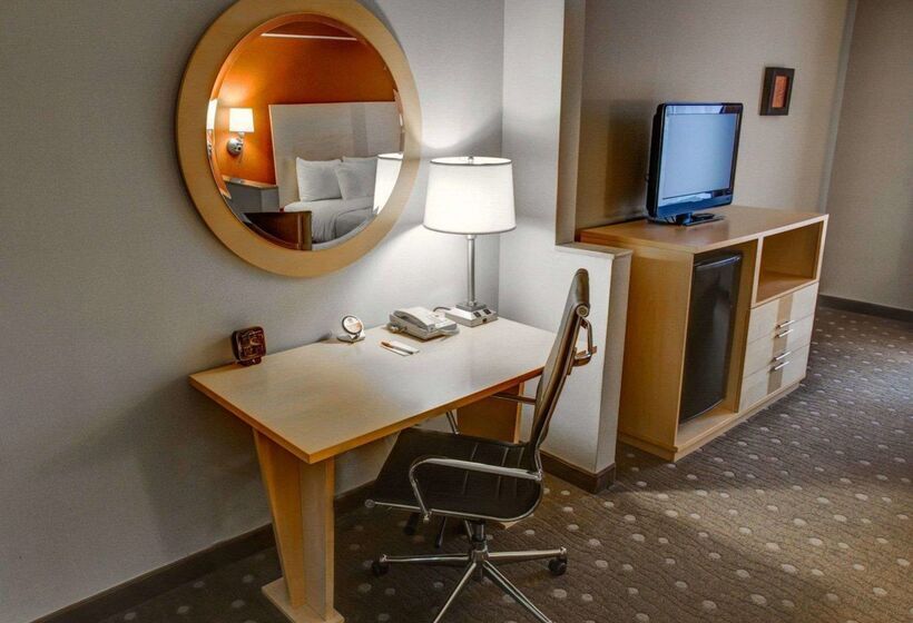 Отель Comfort Suites Pittsburgh Airport