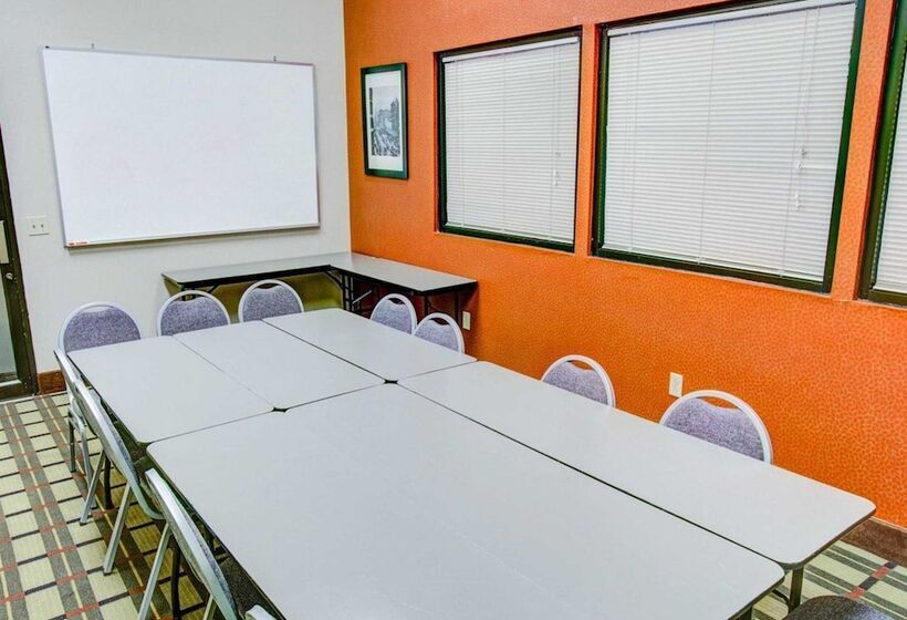 Отель Comfort Suites Pittsburgh Airport