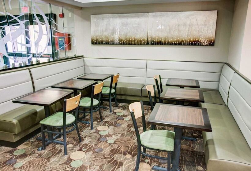 Отель Comfort Suites Pittsburgh Airport