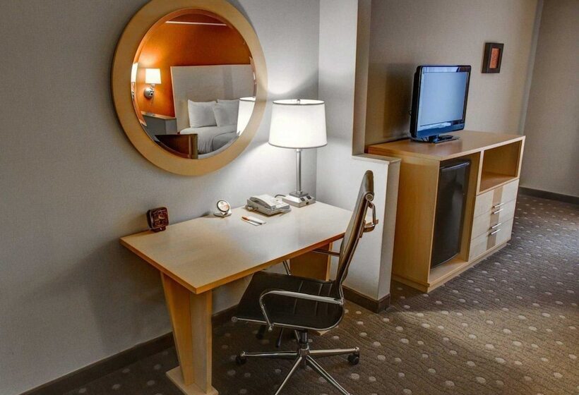 Отель Comfort Suites Pittsburgh Airport