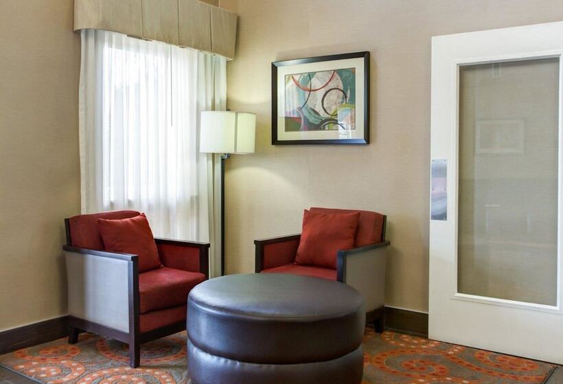 فندق Comfort Suites