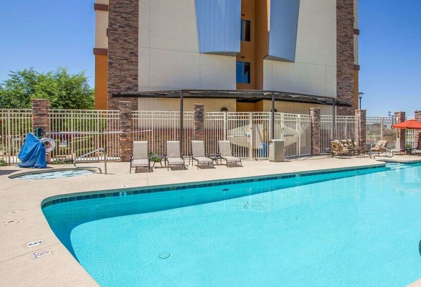 בית מלון כפרי Comfort Suites Glendale   State Farm Stadium Area