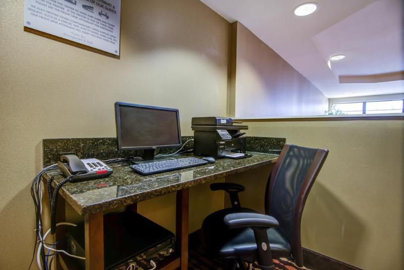 בית מלון כפרי Comfort Suites Northside Hospital Gwinnett