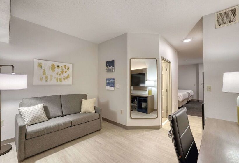 هتل Comfort Suites Milwaukee Airport