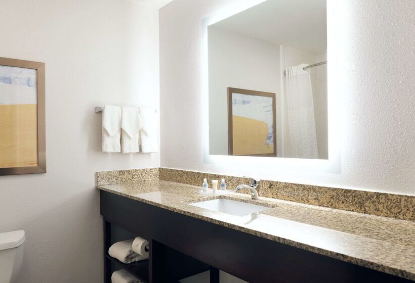 هتل Comfort Suites Milwaukee Airport