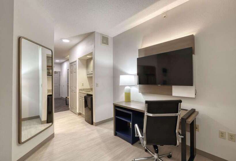 هتل Comfort Suites Milwaukee Airport