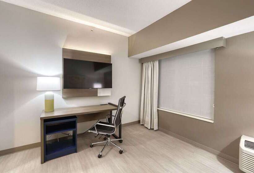 هتل Comfort Suites Milwaukee Airport