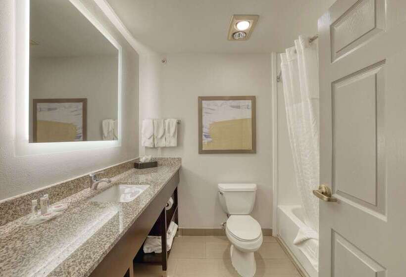 هتل Comfort Suites Milwaukee Airport