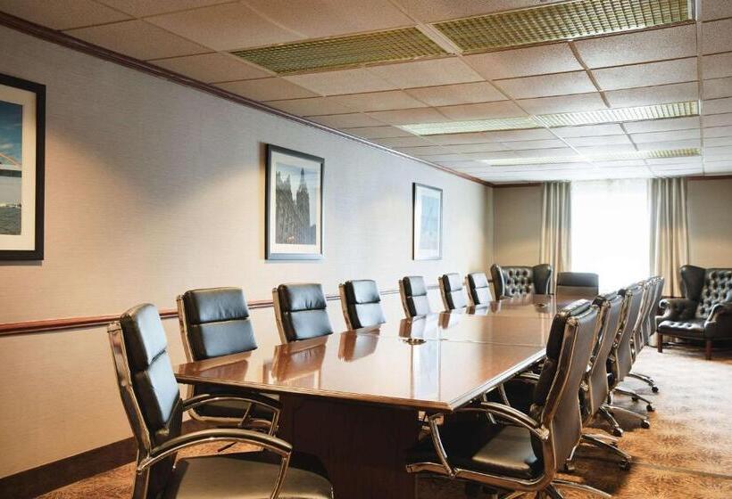 هتل Comfort Suites Milwaukee Airport