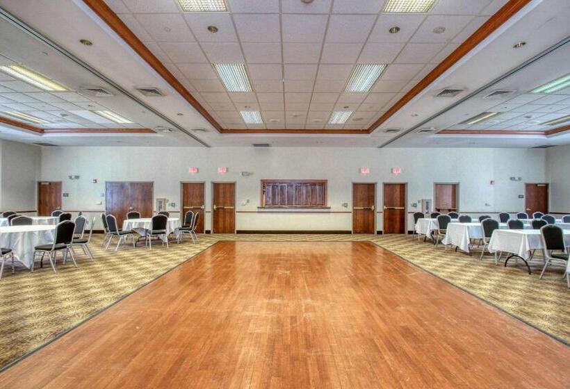 هتل Comfort Suites Milwaukee Airport