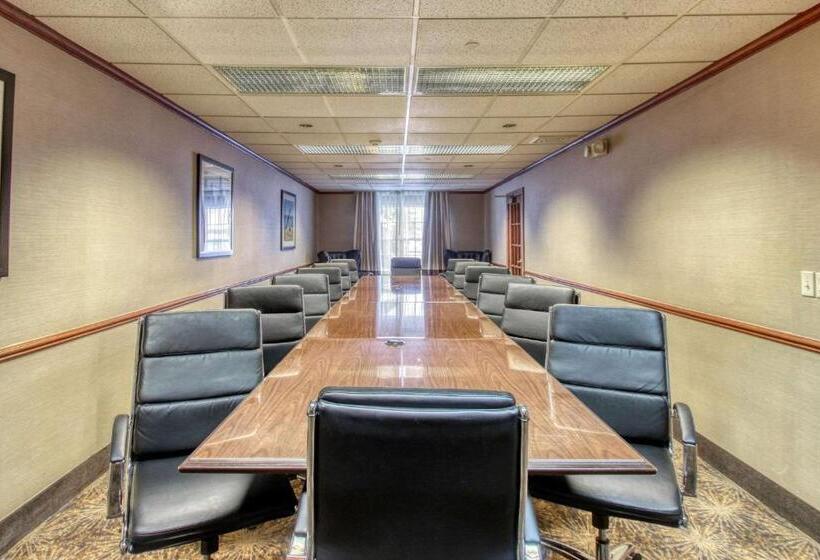 هتل Comfort Suites Milwaukee Airport