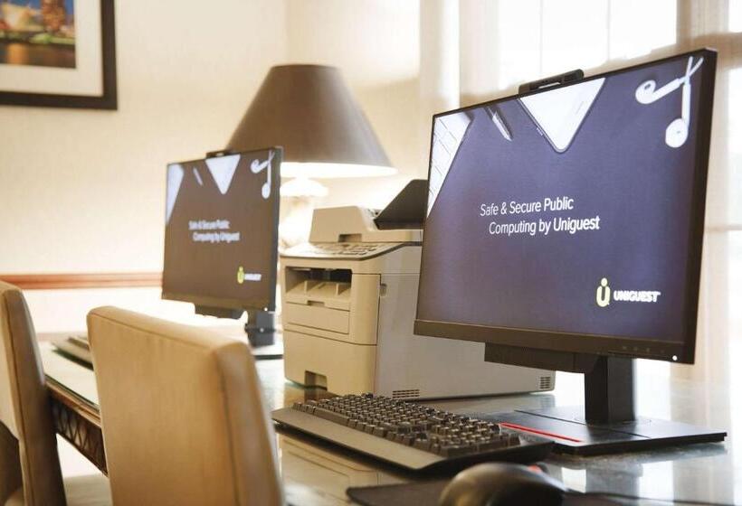 هتل Comfort Suites Milwaukee Airport