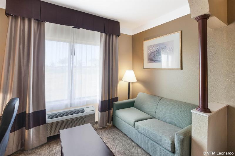 Отель Comfort Suites Plainview