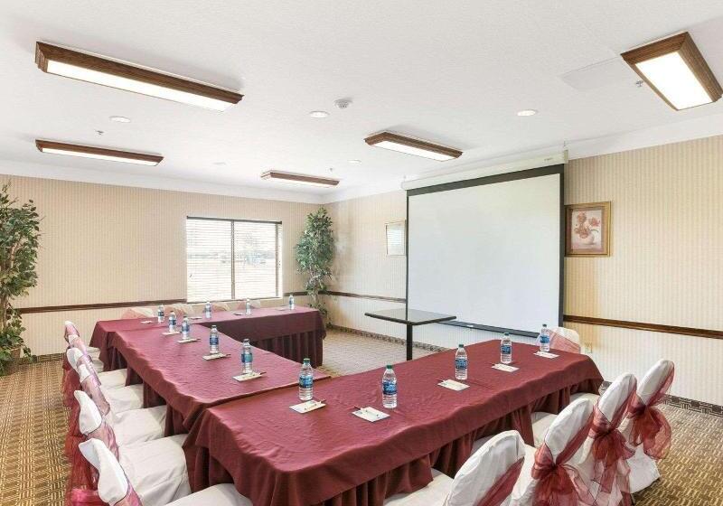 Отель Comfort Suites Plainview