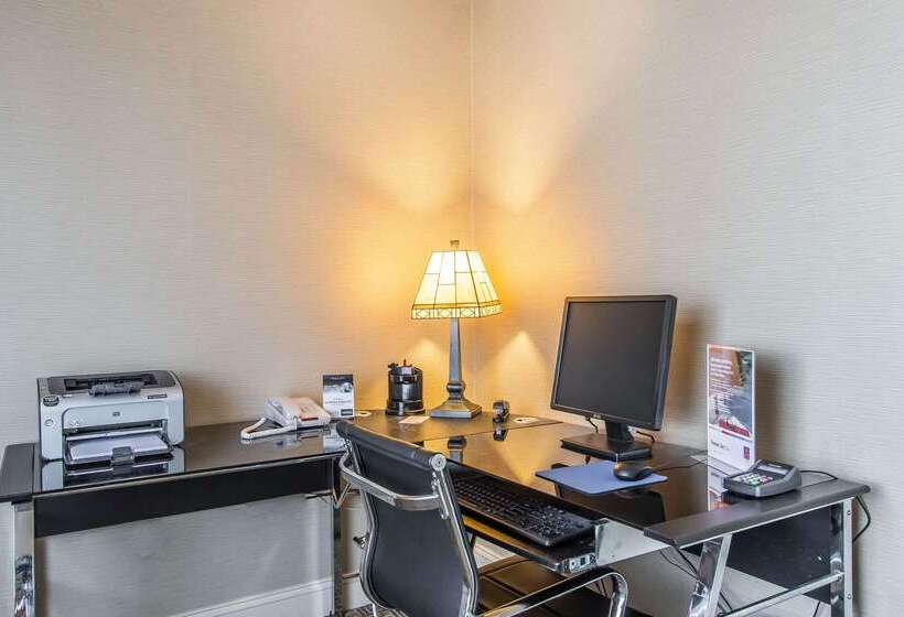 فندق Comfort Suites