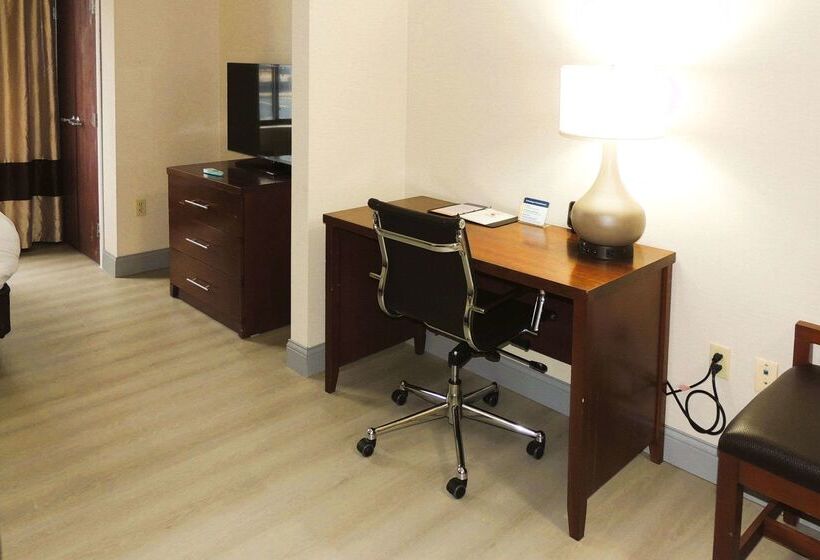 فندق Comfort Suites