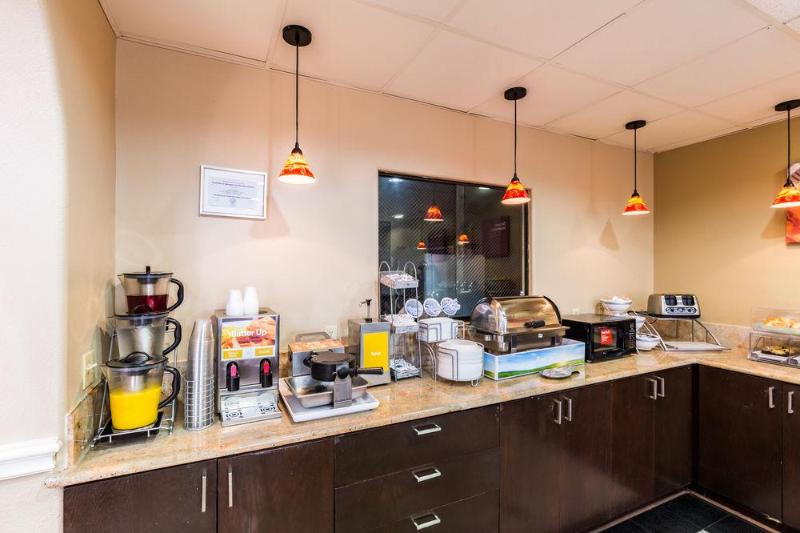 Отель Comfort Suites Westchase Houston Energy Corridor