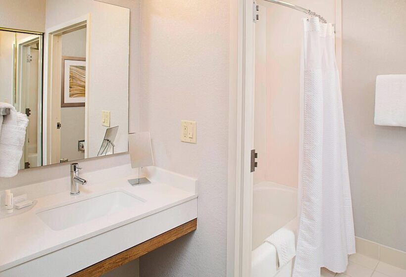 فندق Courtyard By Marriott West Palm Beach Airport