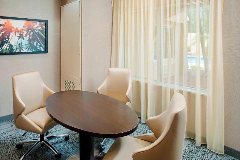 فندق Courtyard By Marriott West Palm Beach Airport
