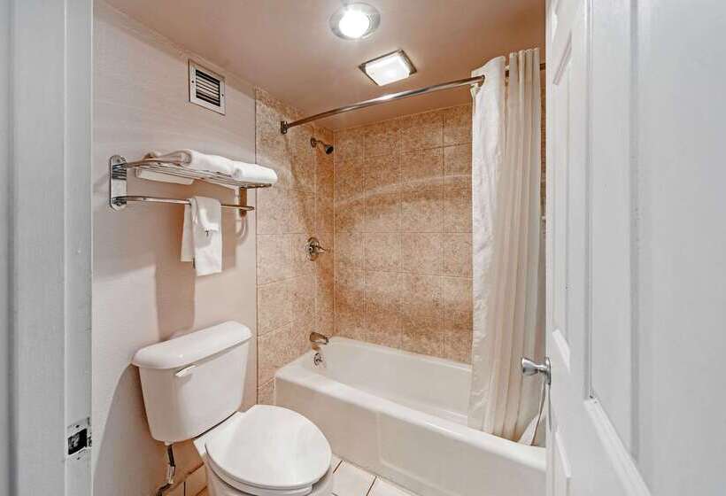 فندق Econo Lodge Inn & Suites Near Bricktown