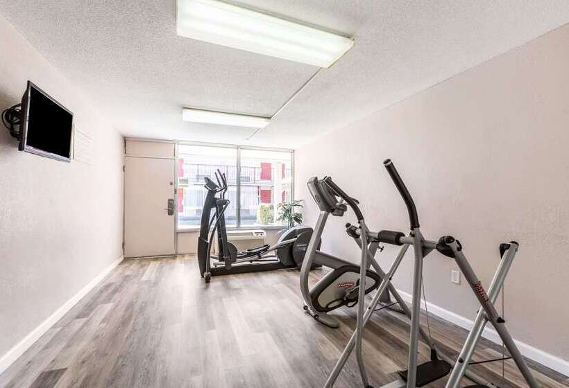 فندق Econo Lodge Inn & Suites Near Bricktown