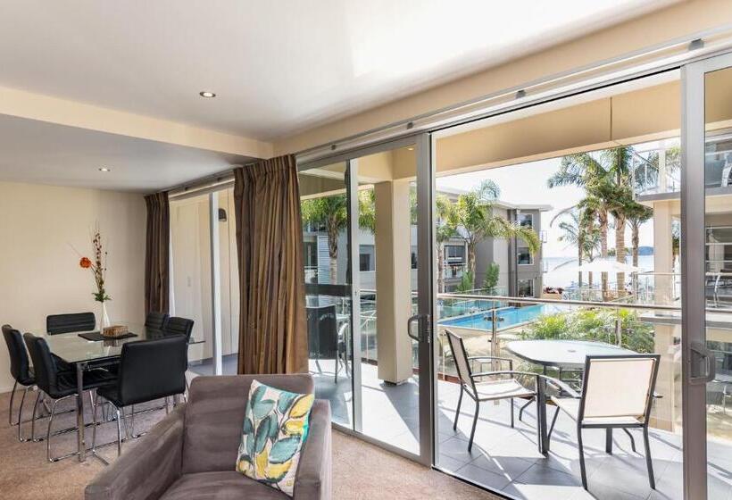 Отель Edgewater Palms Apartments