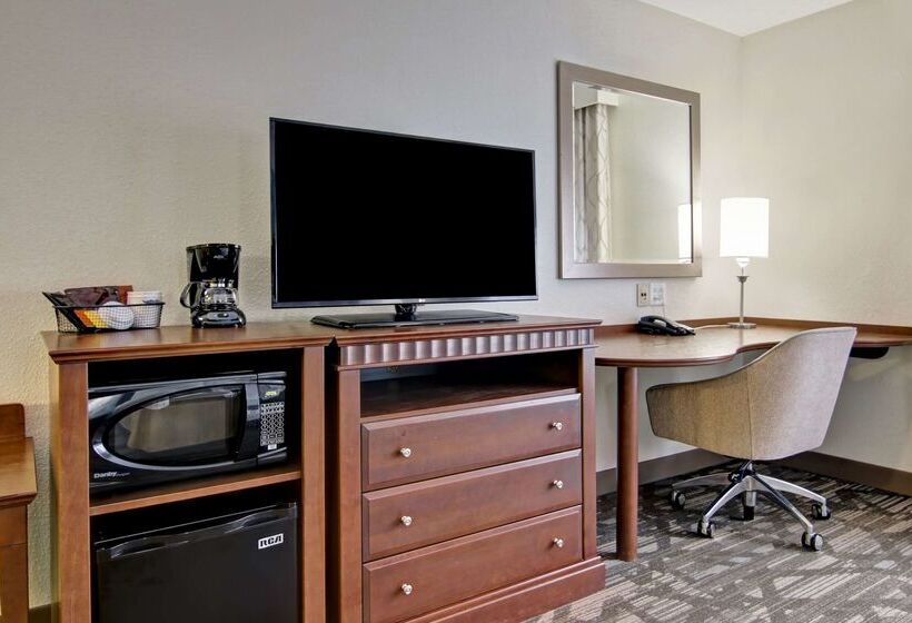 هتل Hampton Inn & Suites Saint John