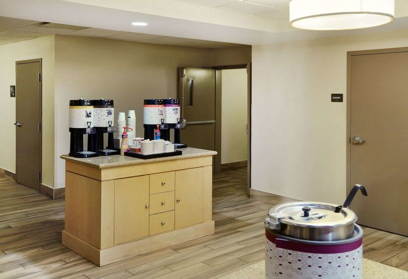 Отель Hampton Inn & Suites Saint John