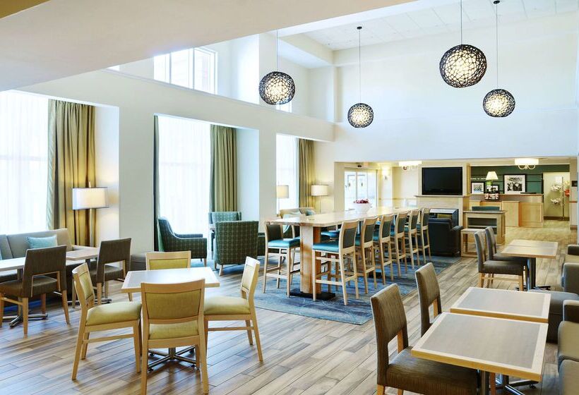 Отель Hampton Inn & Suites Saint John