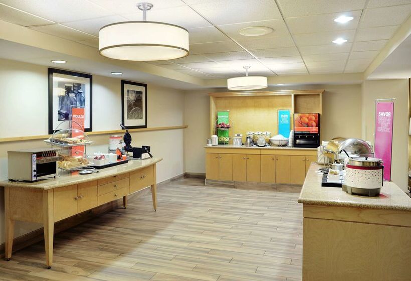 هتل Hampton Inn & Suites Saint John