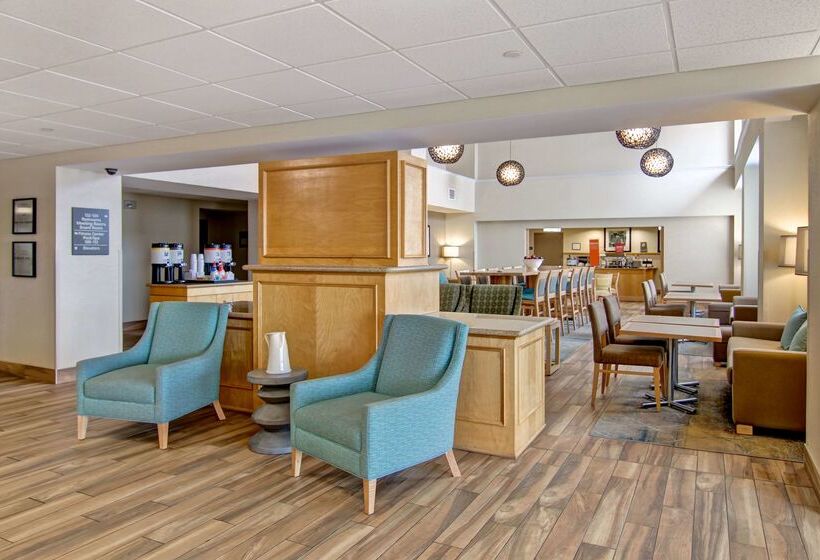 هتل Hampton Inn & Suites Saint John