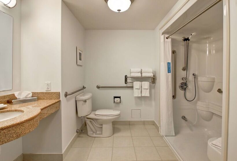 Отель Hampton Inn & Suites Saint John